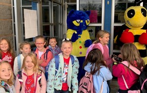 Kids with Bee mascot and Pete the Cat